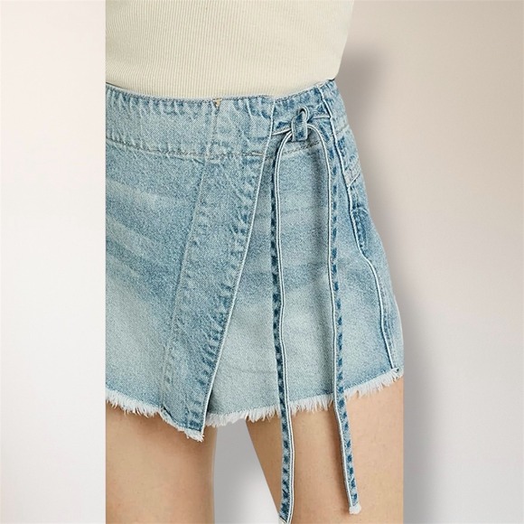Free People Emmy Denim Skort Light Blue Wrap Asymmetric Side Tie Raw Hem Size 4 - Picture 2 of 11